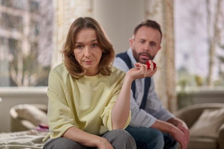 Iga ODRZUCIŁA pierścionek od Jakuba w Na Wspólnej, odc. 4066! Zaręczyny ZAKOŃCZONE TRAGEDIĄ – Ślubu NIE BĘDZIE?