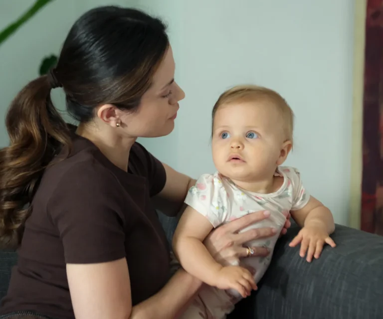 Kasia trzyma na kolanach córkę Zosię w wątku ucieczki przed Mariuszem.