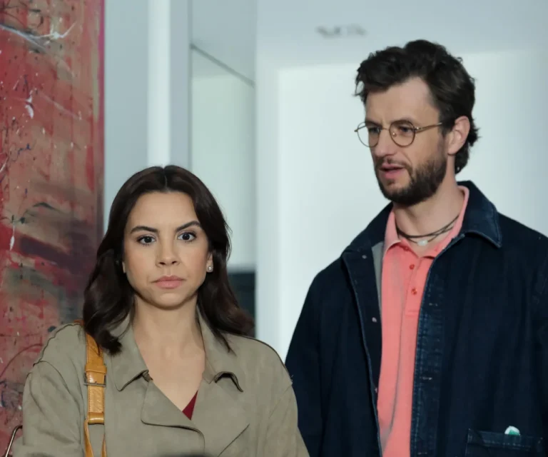 Zmartwiona Aneta stoi obok Mariusza w napiętej scenie z serialu.