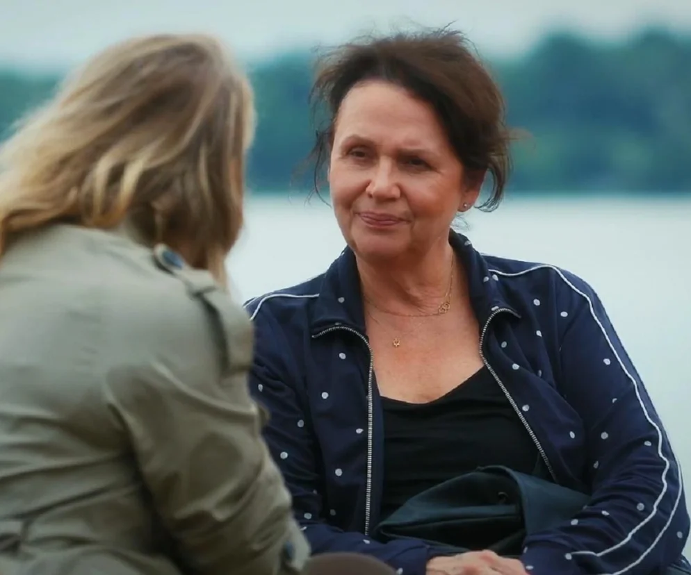 Marysia rozmawia z Judytą nad jeziorem na Mazurach